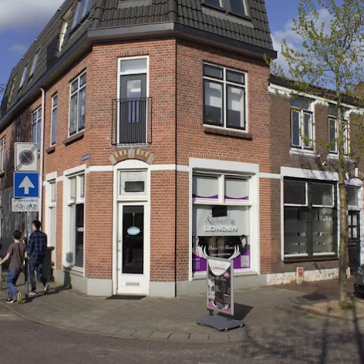 De gevel van Kapsalon Londen op de hoek aan de Burgemeester de Withstraat in De Bilt
